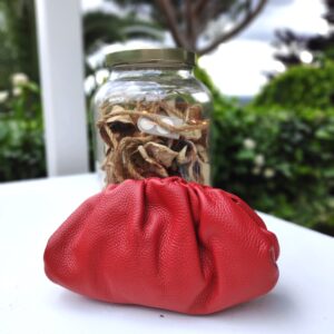 bolso de mano de piel con asa de cadena dorada