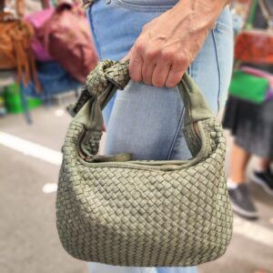 bolso de piel lavada tranzada a mano verde