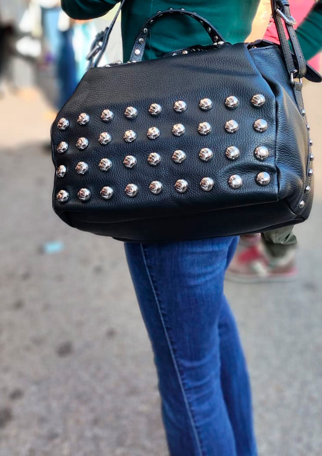 Bolso Andrea. Bolso de piel con grandes tachuelas - Imagen 6