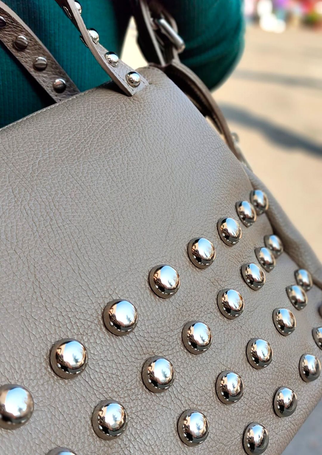 Bolso Andrea. Bolso de piel con grandes tachuelas - Imagen 5