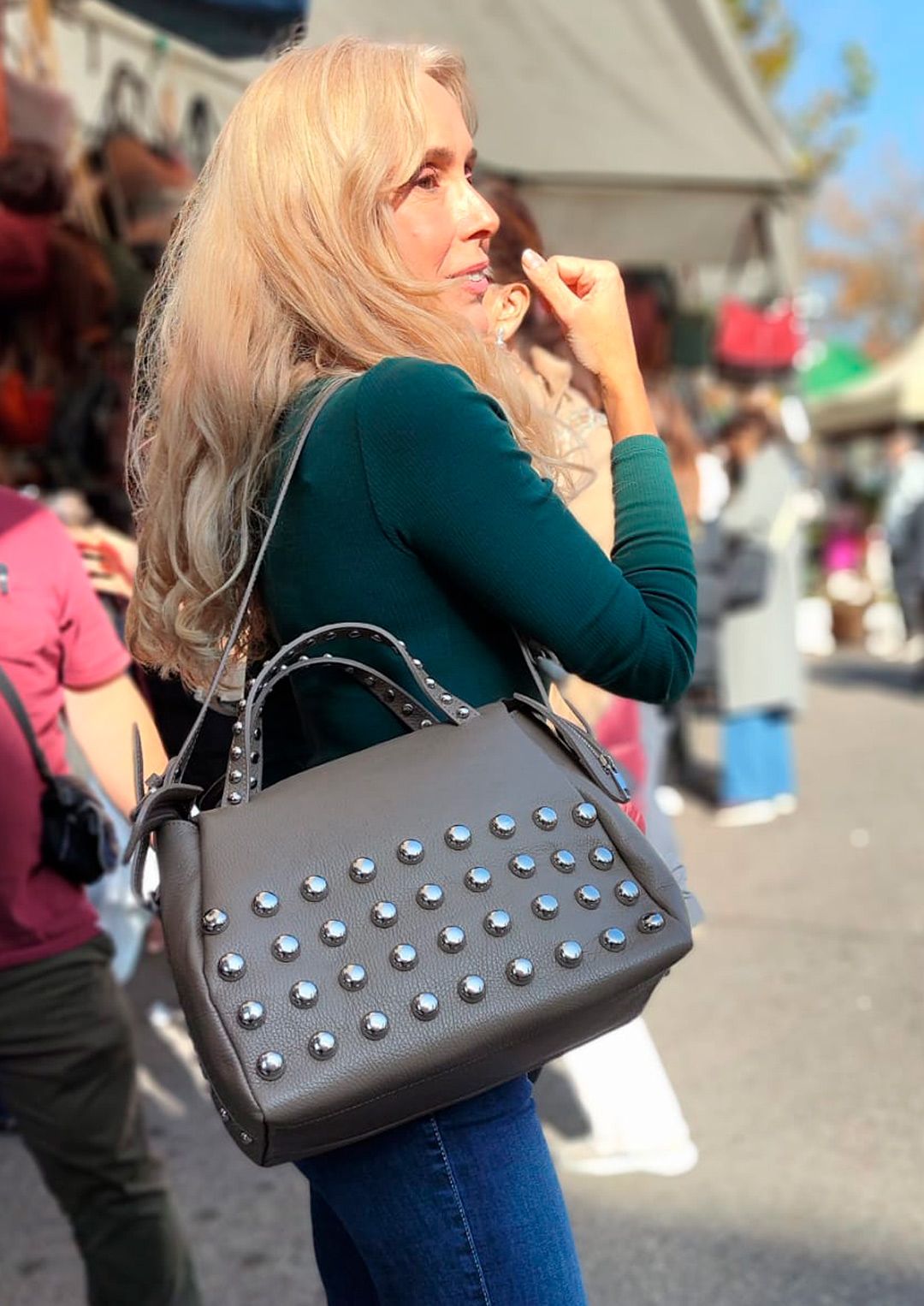 Bolso Andrea. Bolso de piel con grandes tachuelas - Imagen 3