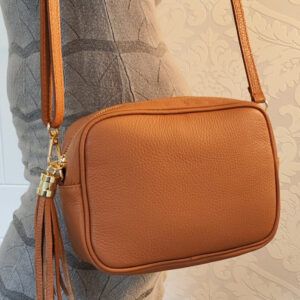 Bolso Estela. Bolso tipo neceser con borla