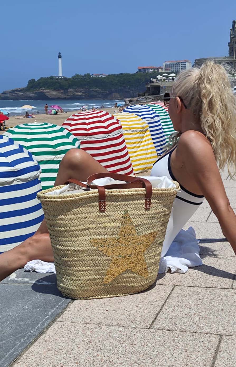 cesta de mimbre playa