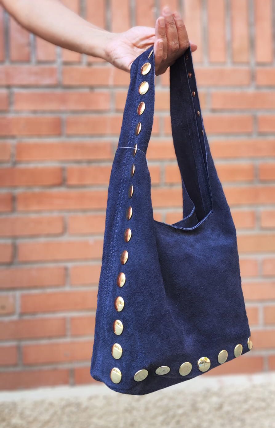 Bolso Vega. Bolso tachuelas doradas - Imagen 6