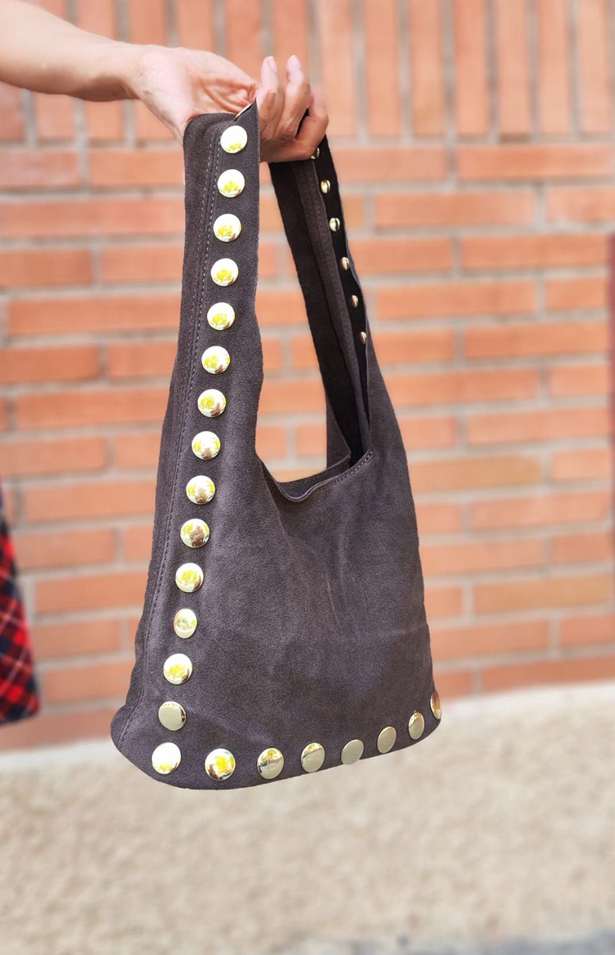 Bolso Vega. Bolso tachuelas doradas - Imagen 8