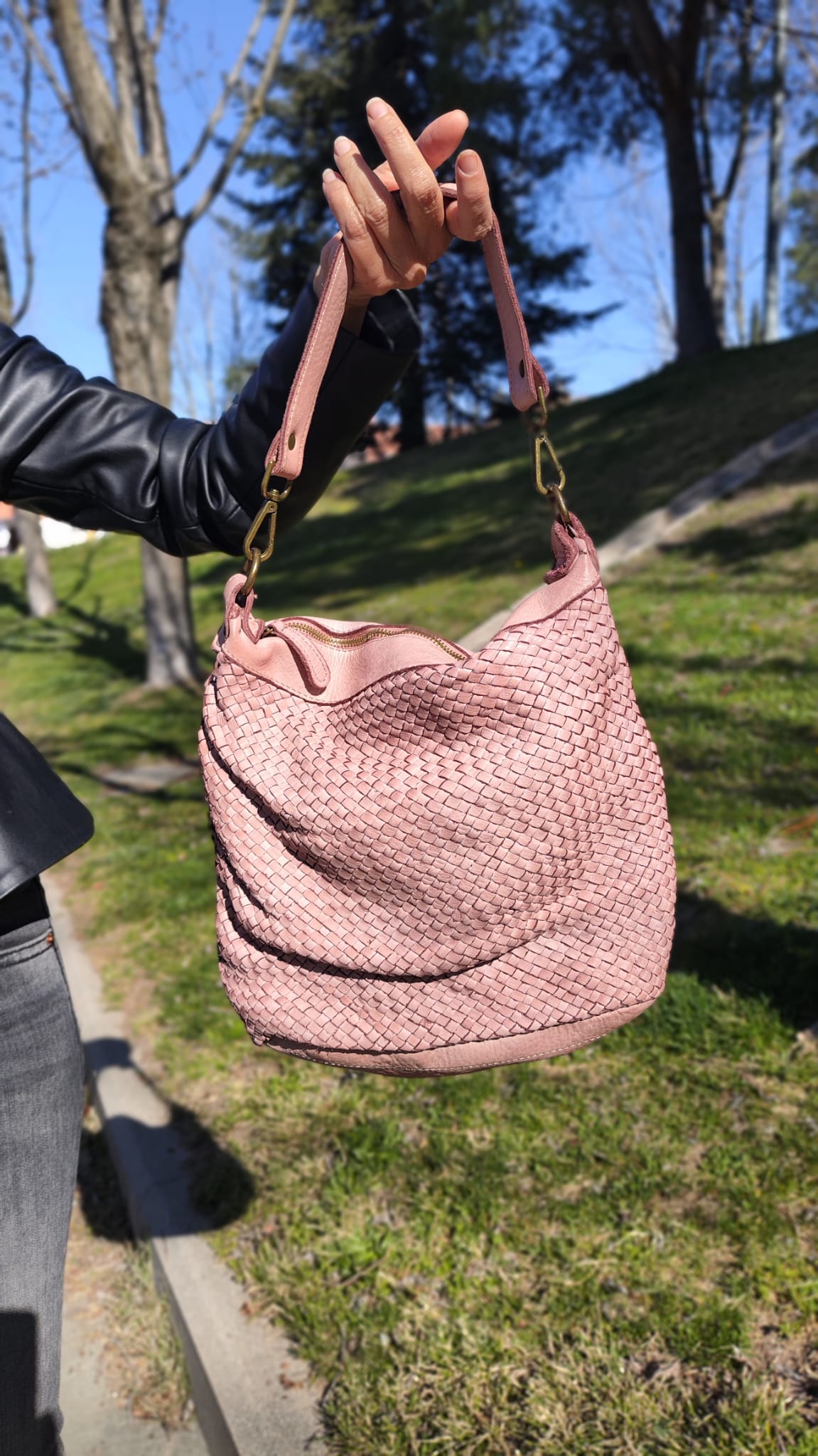 bolso de piel lavada trenzado a mano