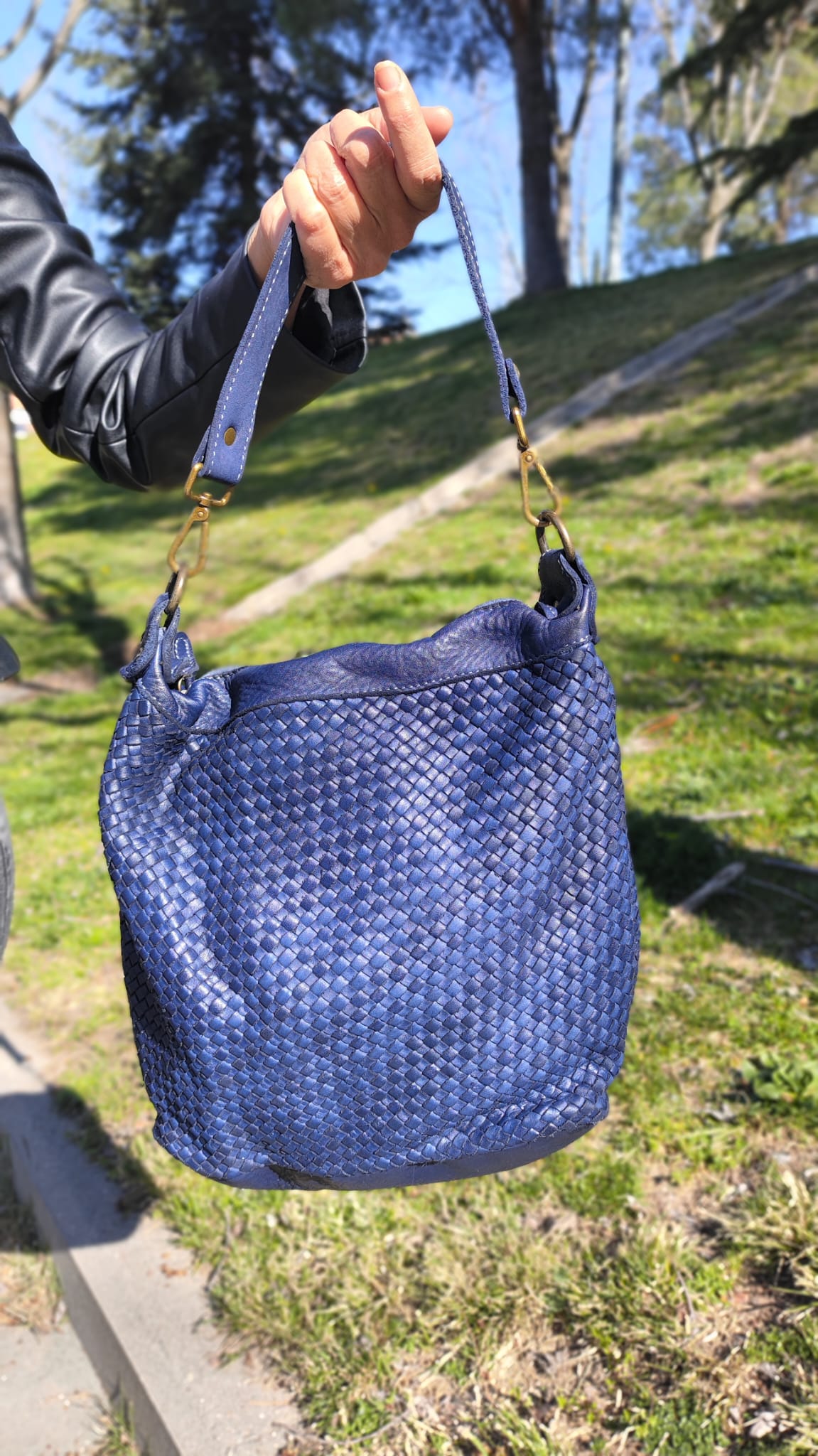 bolso de piel lavada trenzado a mano