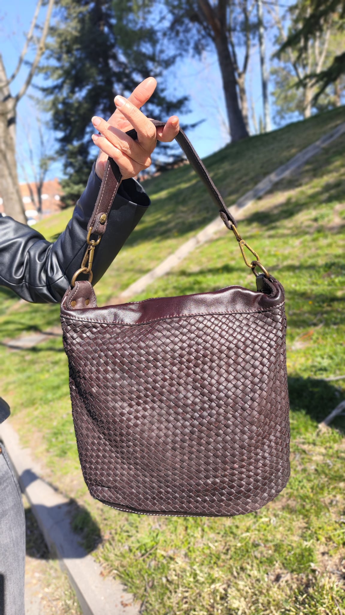 bolso de piel lavada trenzado a mano