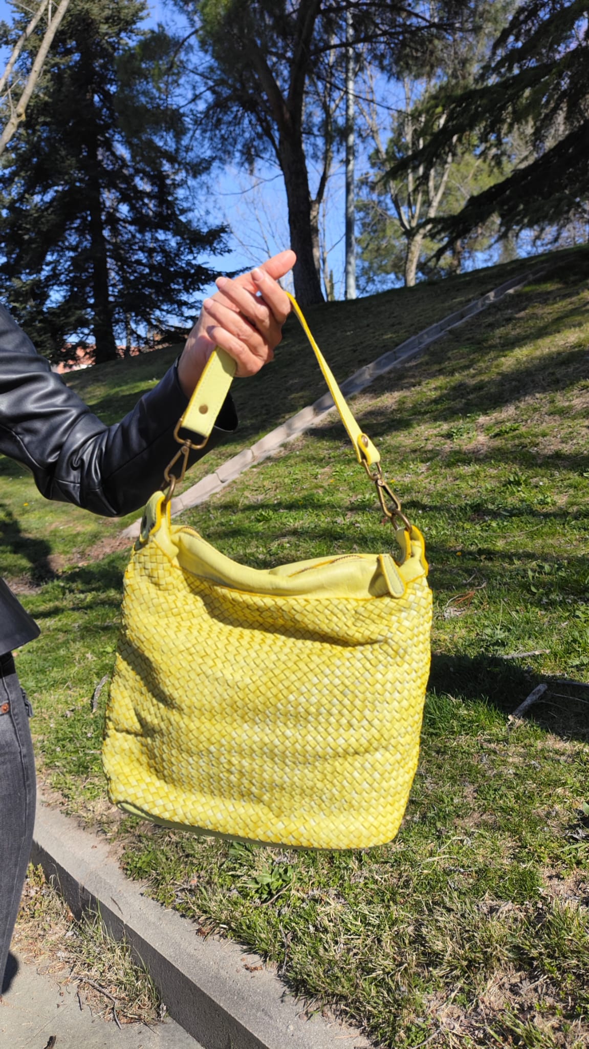 bolso de piel lavada trenzado a mano