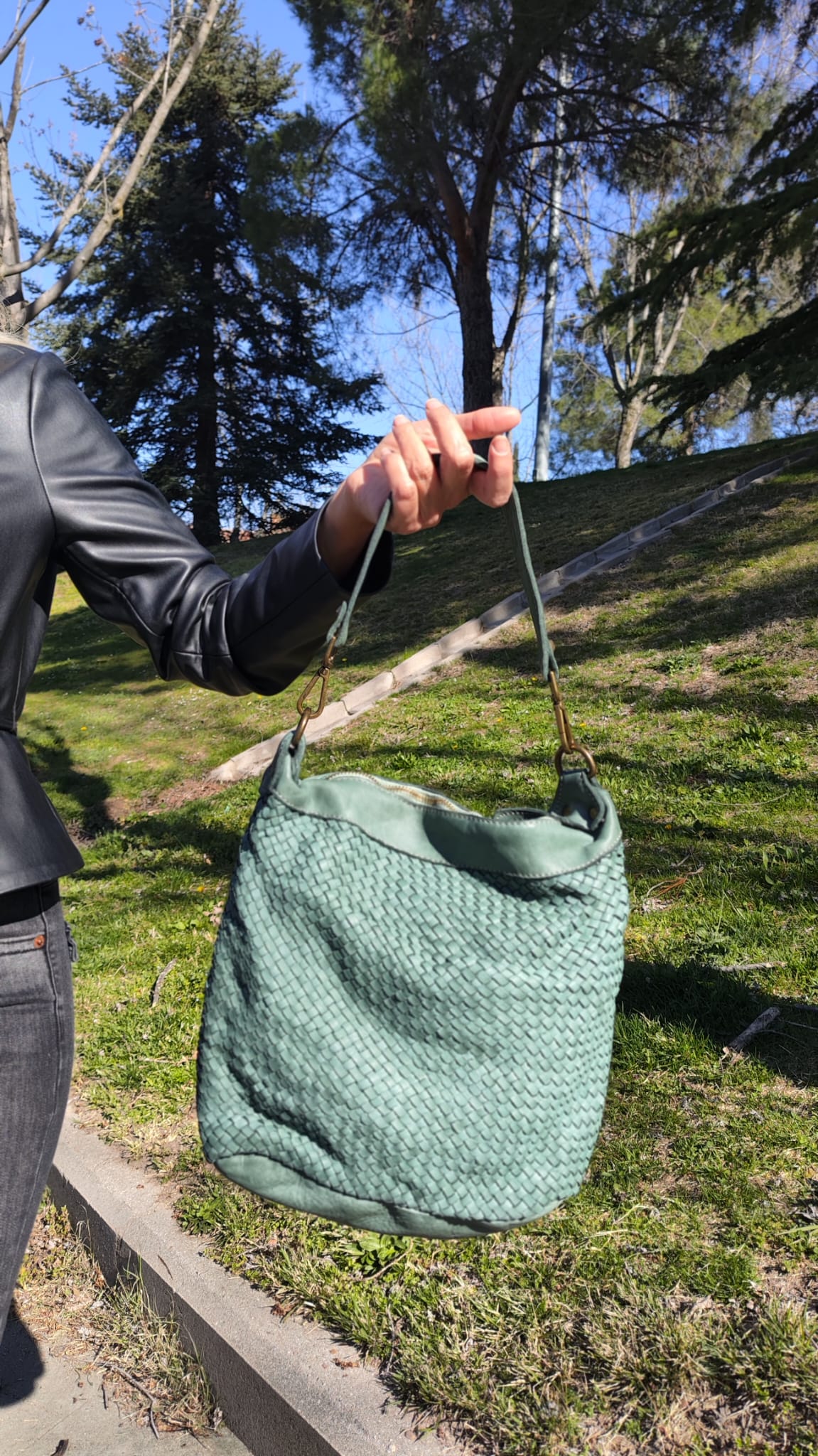 bolso de piel lavada trenzado a mano