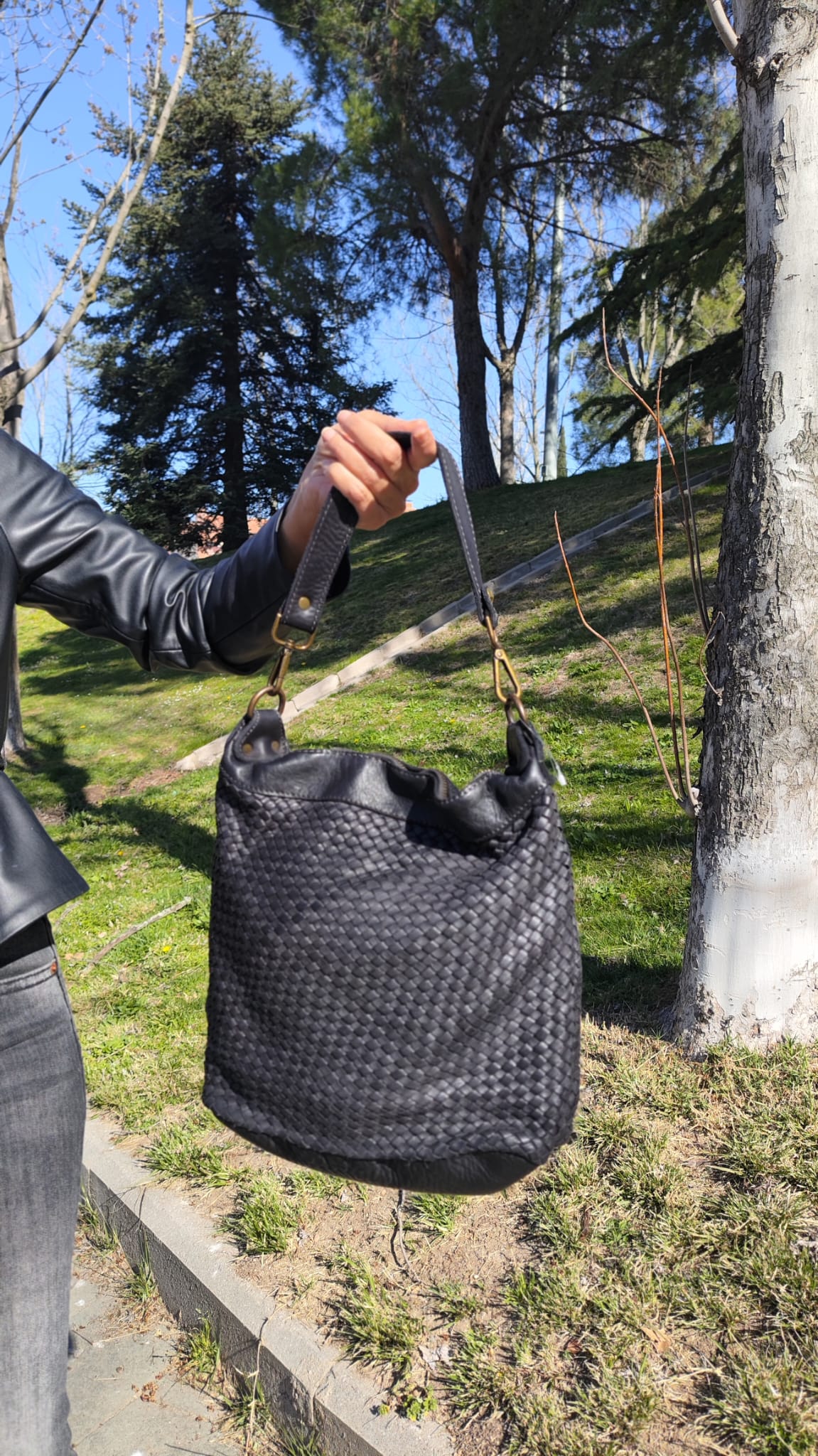 bolso de piel lavada trenzado a mano